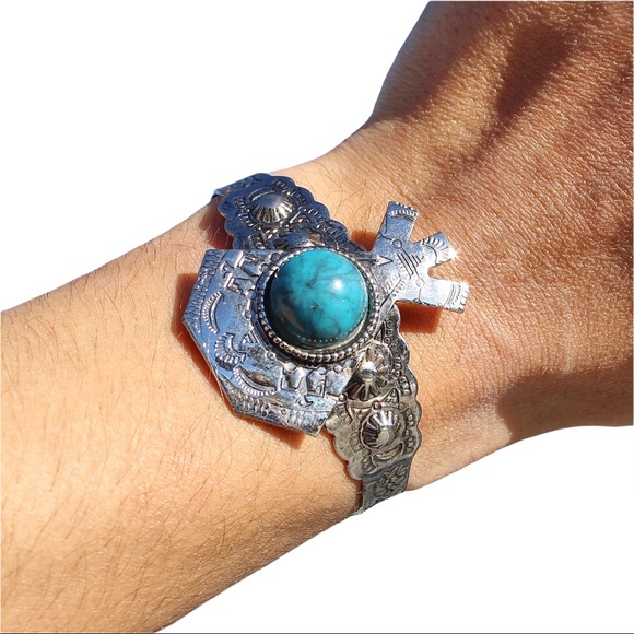 Vintage Southwestern Faux Turquoise Statement Cuff Bracelet Silver Tone Teepee - Picture 6 of 6
